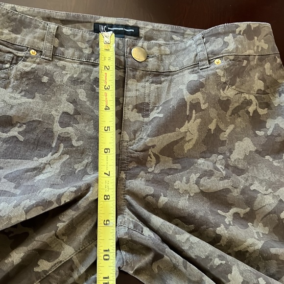 INC Women’s Camo print jean cut stretch pant Midrise size 10 - Picture 9 of 17